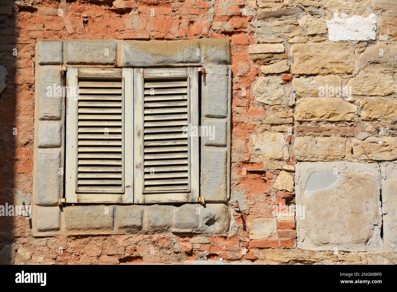 Finestra italiana in una vecchia casa in pietra Foto Stock
