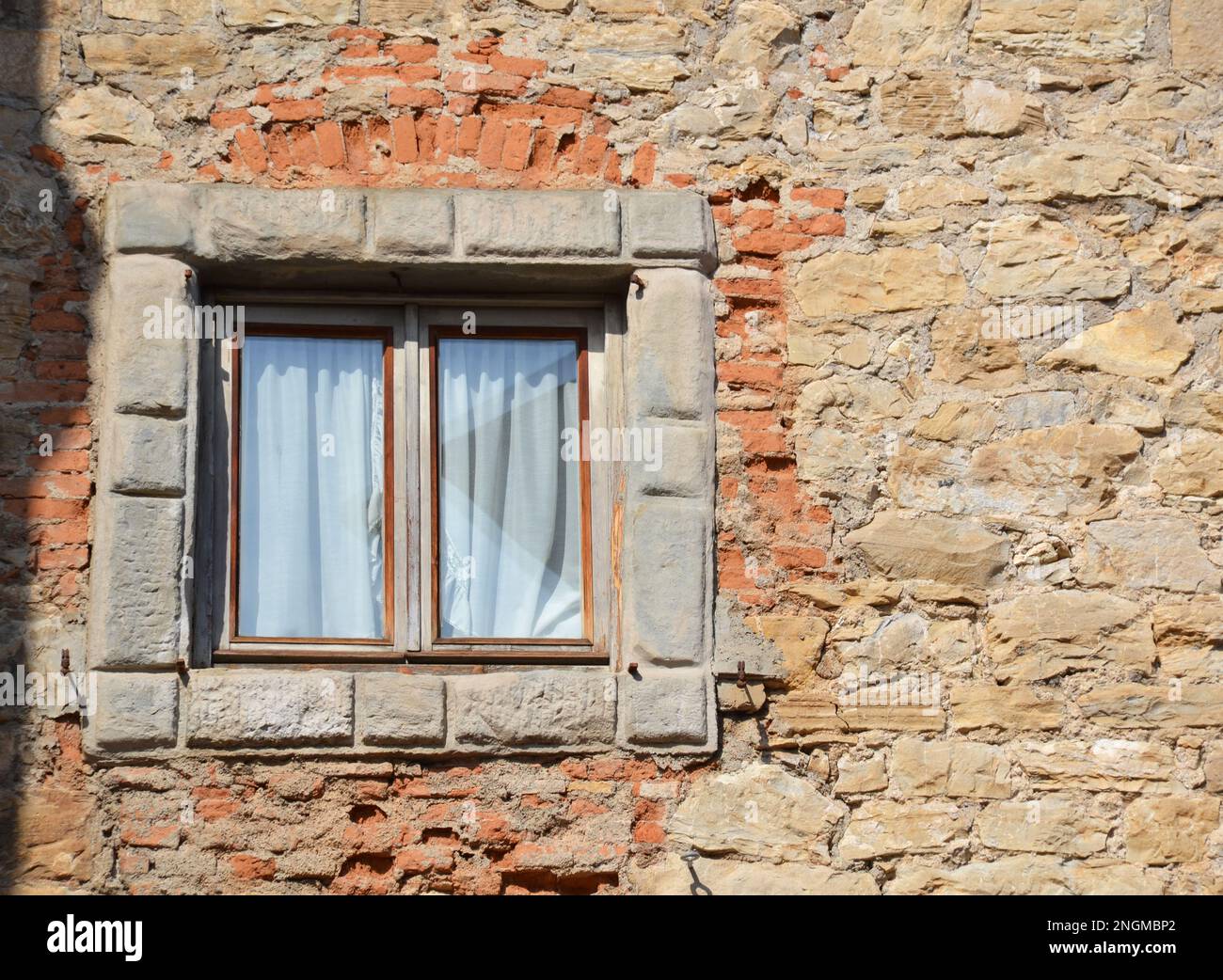 Finestra italiana in una vecchia casa in pietra Foto Stock