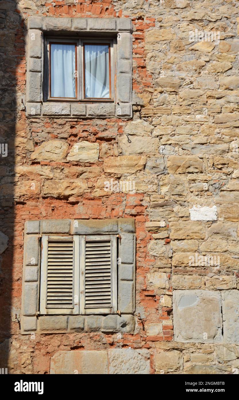 Finestra italiana in una vecchia casa in pietra Foto Stock
