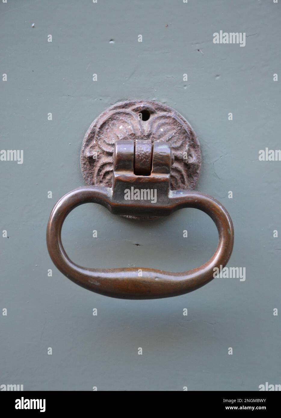 Immagine ingrandita della vecchia maniglia della portiera Foto Stock