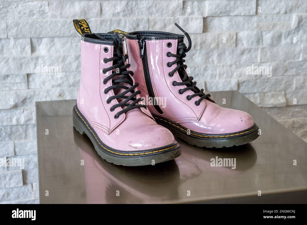 Calgary, Alberta - 29 gennaio 2023: Stivali da bambino Dr. Martens in pelle  verniciata rosa Foto stock - Alamy