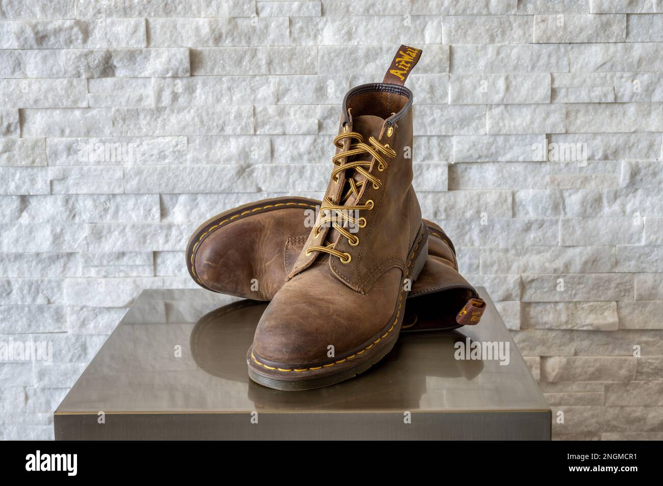 Calgary, Alberta - 29 gennaio 2023: Stivali da bambino Dr. Martens in pelle marrone. Foto Stock