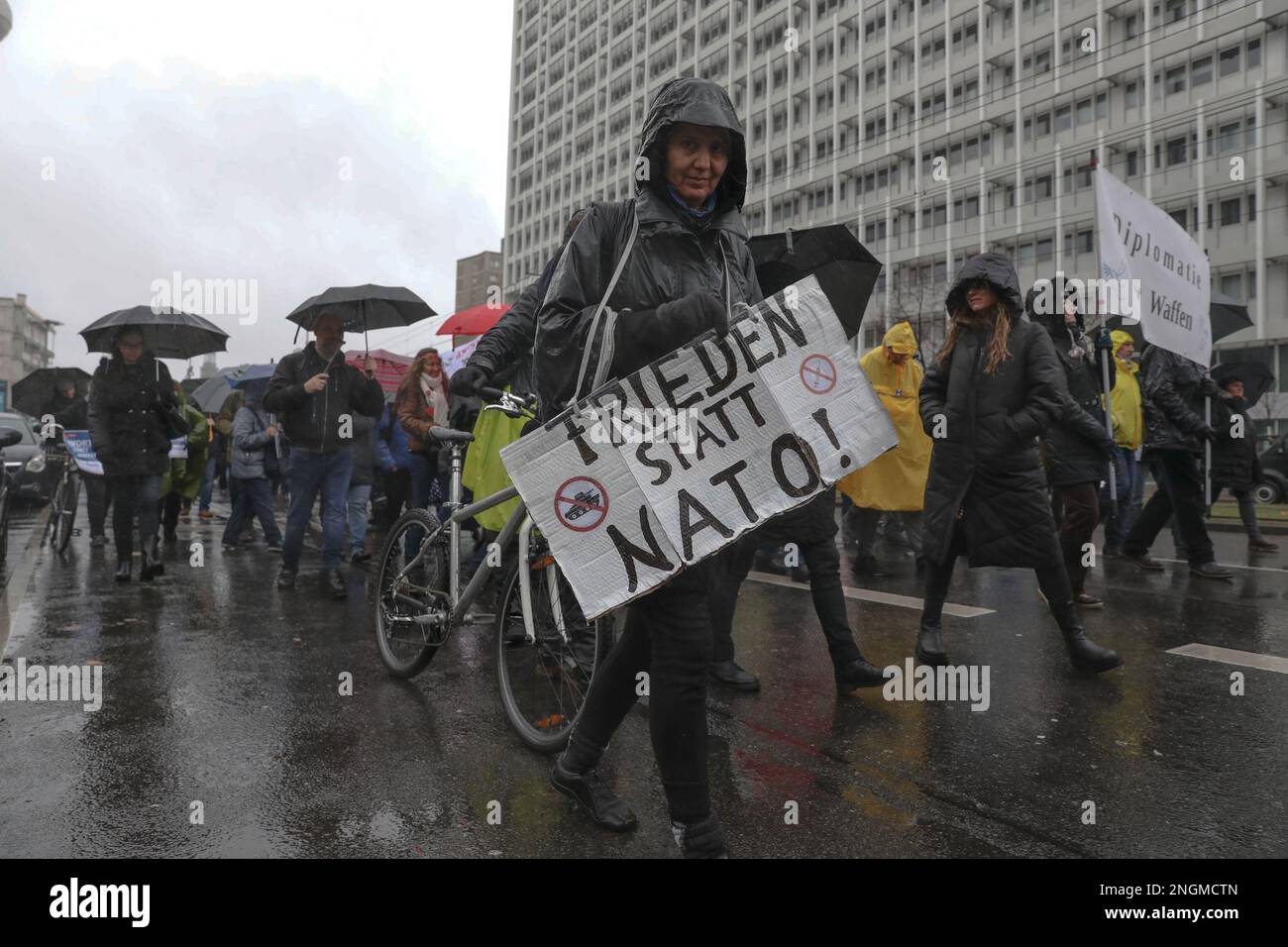 Berlino, Germania. 18th Feb, 2023. Il 18 febbraio 2023 diversi gruppi a favore della pace hanno organizzato una protesta a Berlino, in Germania, per promuovere un mondo pacifico senza usare le armi. I manifestanti hanno criticato specificamente la NATO per non aver contribuito alla pace globale e hanno chiesto la fine delle sanzioni contro la Russia. Diversi partecipanti hanno sventolato bandiere russe, mentre altri hanno sostenuto una bandiera a favore della diplomazia sulle armi, e alcuni hanno persino sostenuto la bandiera dell'Impero tedesco. (Foto di Michael Kuenne/PRESSCOV/Sipa USA) Credit: Sipa USA/Alamy Live News Foto Stock