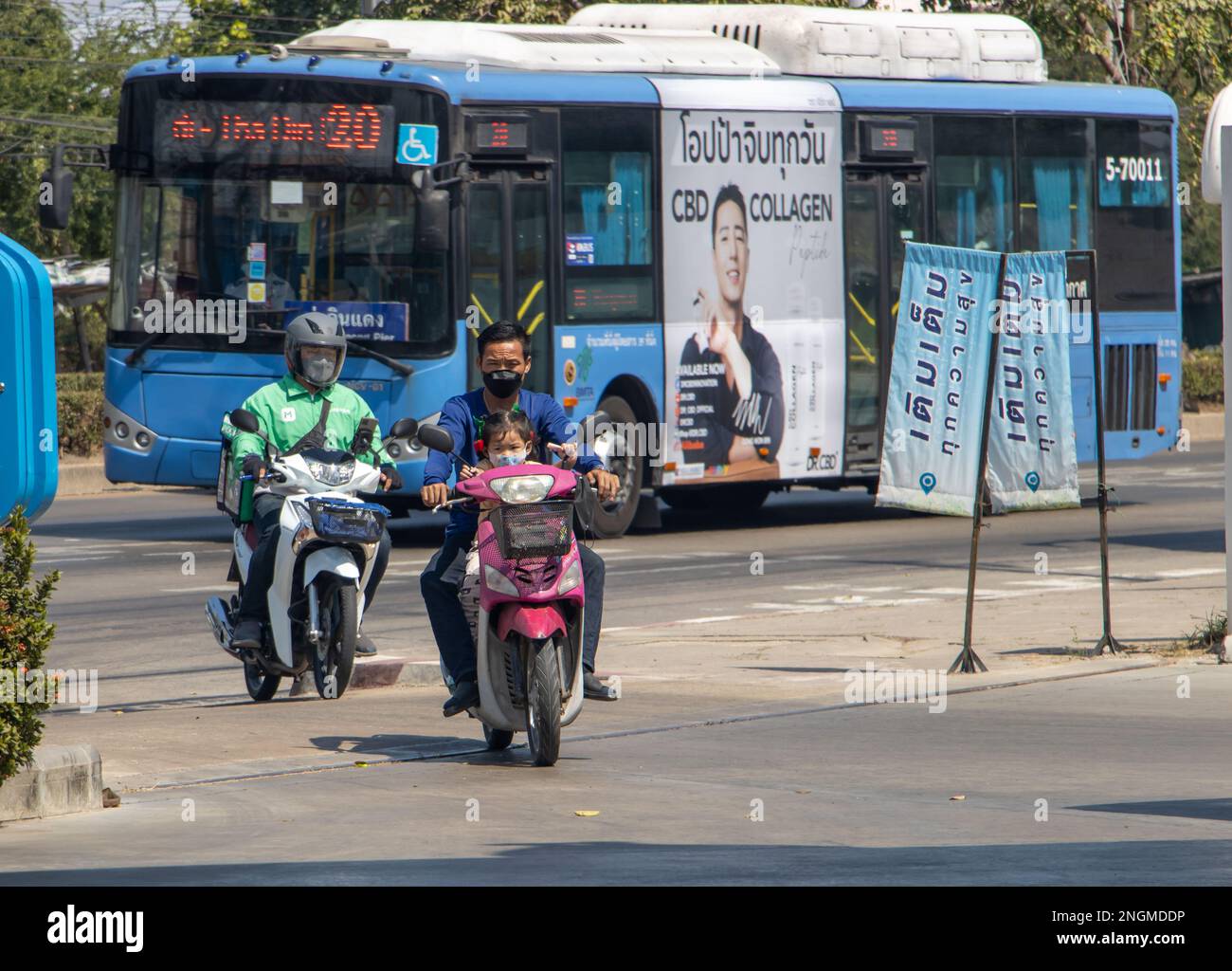 SAMUT PRAKAN, THAILANDIA, 29 2023 GENNAIO, traffico sulla strada Foto Stock