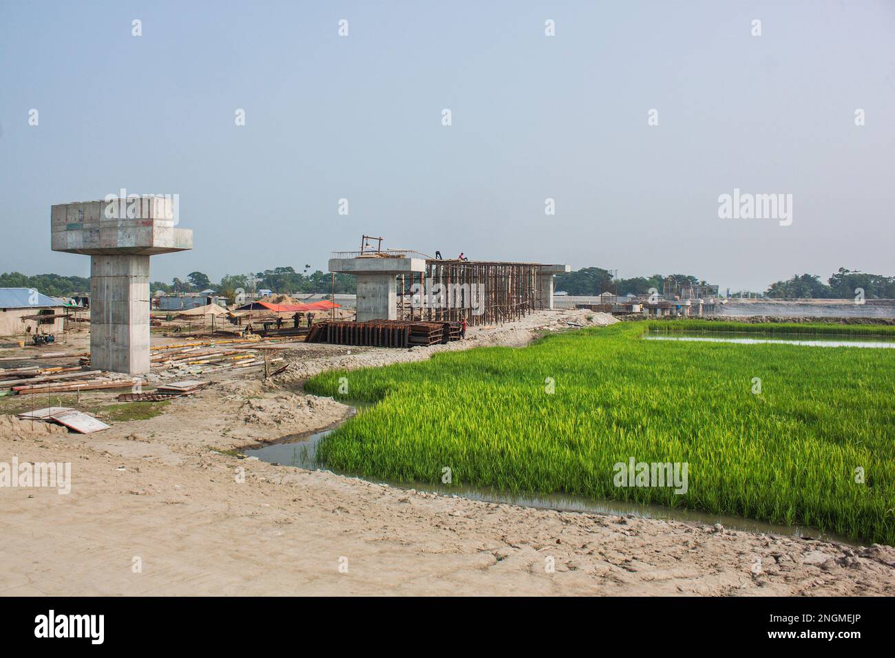 Ponte in costruzione a Paikgacha, Khulna, Bangladesh. Foto Stock