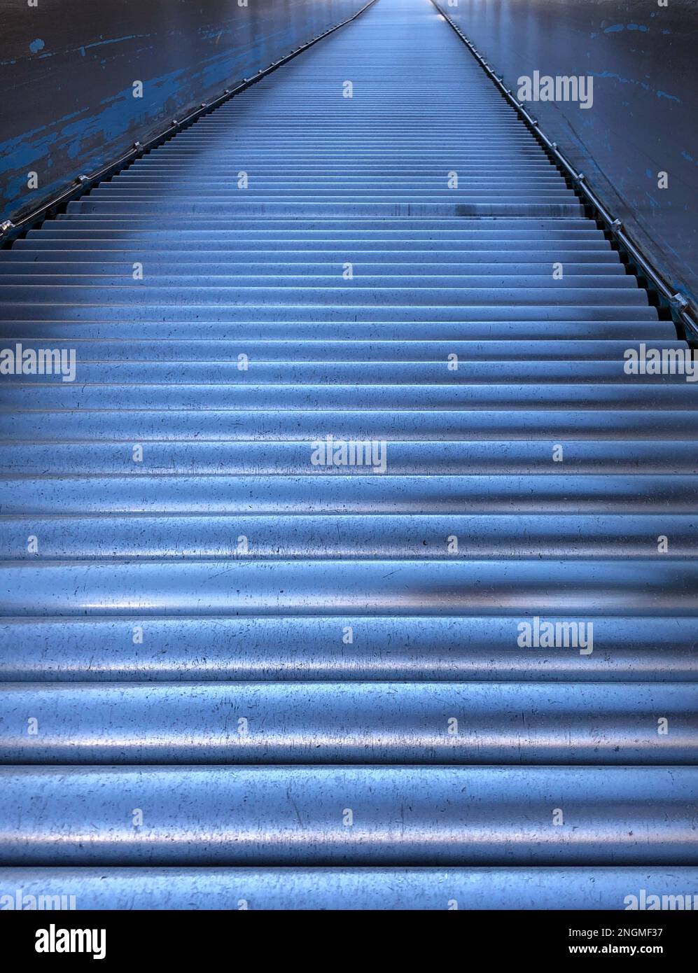 Nastro trasportatore all'interno di un magazzino Foto Stock