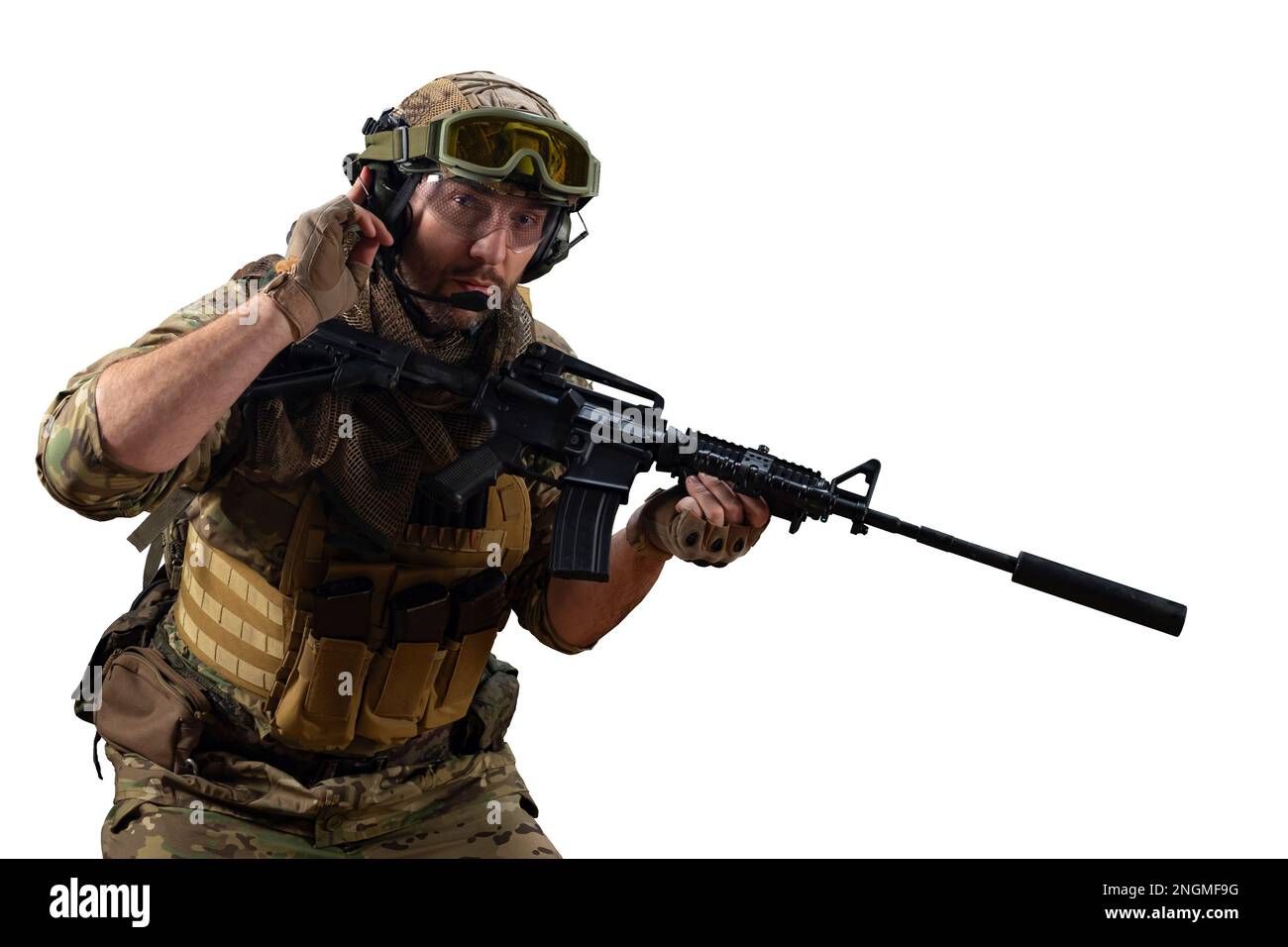Un soldato mercenario professionista durante un'operazione speciale. Chiede assistenza alla radio mentre guarda la telecamera. Foto su un backgroun bianco Foto Stock