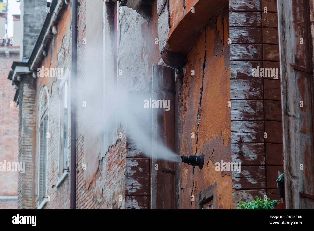 Immagine di un tubo di scarico della caldaia in una vecchia casa a Venezia Foto Stock