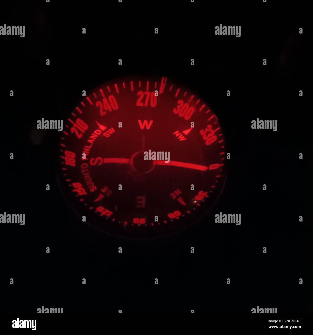 grande bussola di notte con retroilluminazione rossa Foto Stock