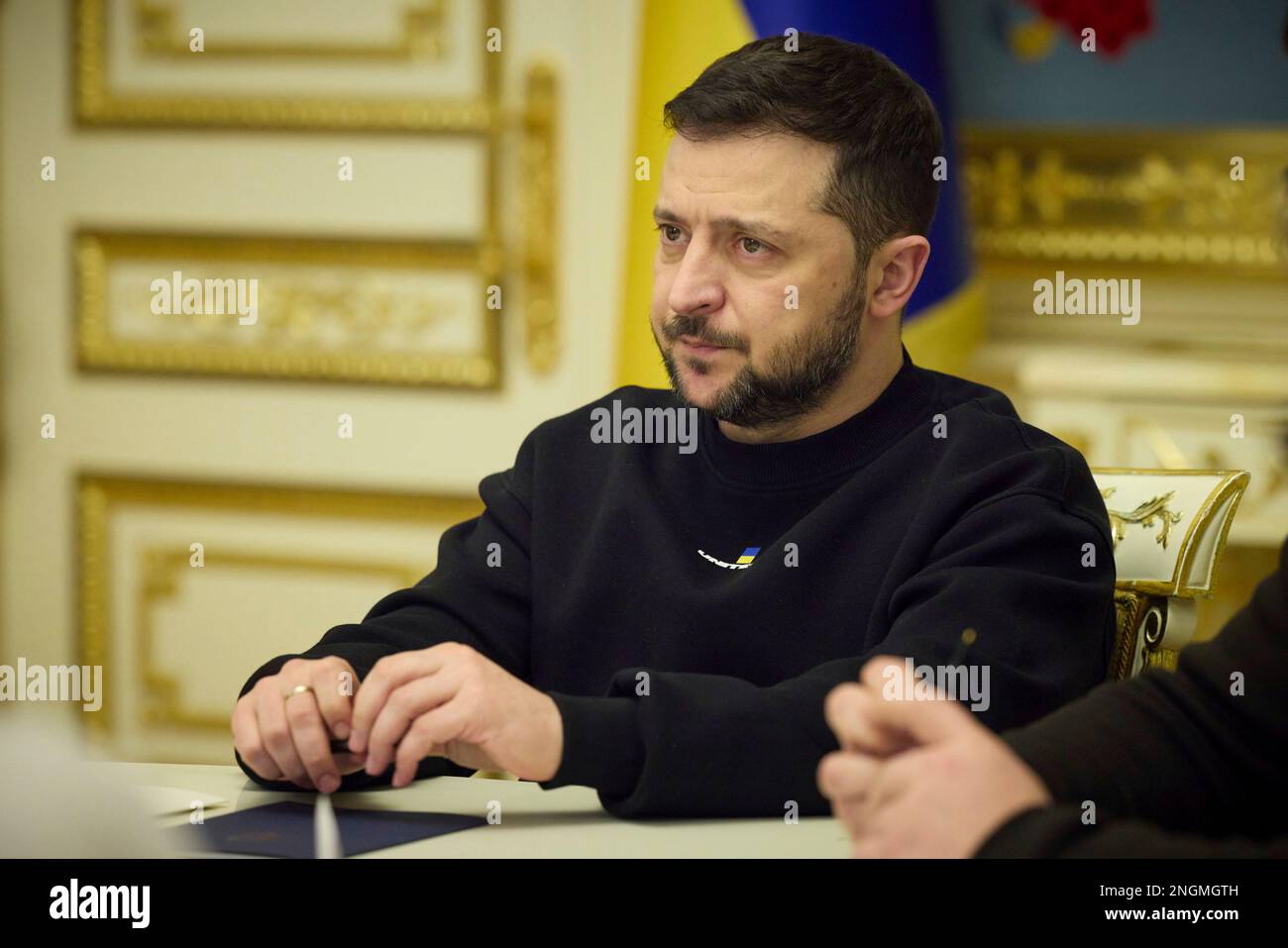 Kiev, Ucraina. 16 febbraio, 2023. Il presidente ucraino Volodymyr Zelenskyy, ascolta durante un incontro bilaterale con il leader del Partito laburista britannico Keir Starmer, al Palazzo Mariyinsky, 16 febbraio 2023 a Kyiv, Ucraina. Sir Keir ha assicurato a Zelenskyy che se il partito laburista fosse stato eletto non vi sarebbe stato alcun cambiamento nel sostegno all'Ucraina. Credit: Presidenza Ucraina/Ufficio stampa presidenziale Ucraina/Alamy Live News Foto Stock