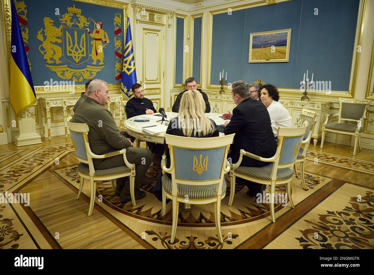 Kiev, Ucraina. 16 febbraio, 2023. Il presidente ucraino Volodymyr Zelenskyy, al centro, durante un incontro bilaterale con il leader del Partito laburista britannico Keir Starmer, a destra, al Palazzo Mariyinsky, 16 febbraio 2023 a Kyiv, Ucraina. Sir Keir ha assicurato a Zelenskyy che se il partito laburista fosse stato eletto non vi sarebbe stato alcun cambiamento nel sostegno all'Ucraina. Credit: Presidenza Ucraina/Ufficio stampa presidenziale Ucraina/Alamy Live News Foto Stock