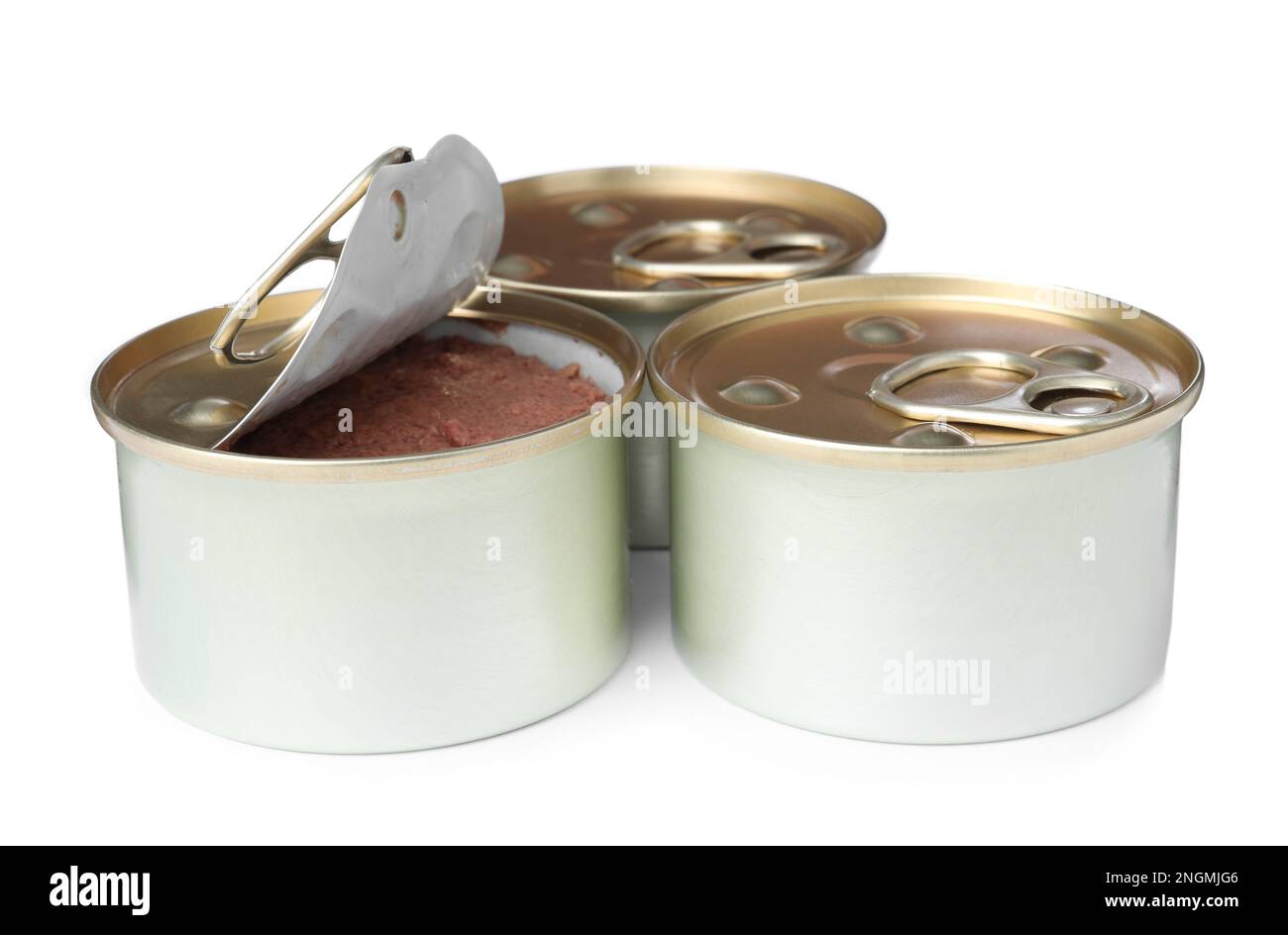 Lattine di lattine di alimenti per animali domestici bagnati su sfondo bianco Foto Stock