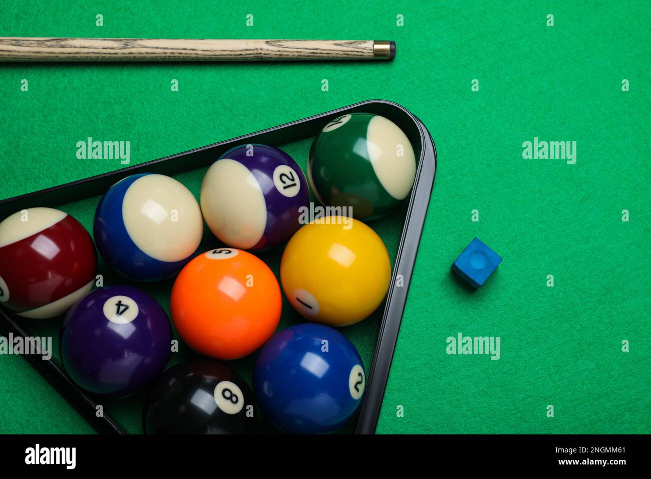 Composizione piatta con palle e stecca su tavolo da biliardo Foto Stock