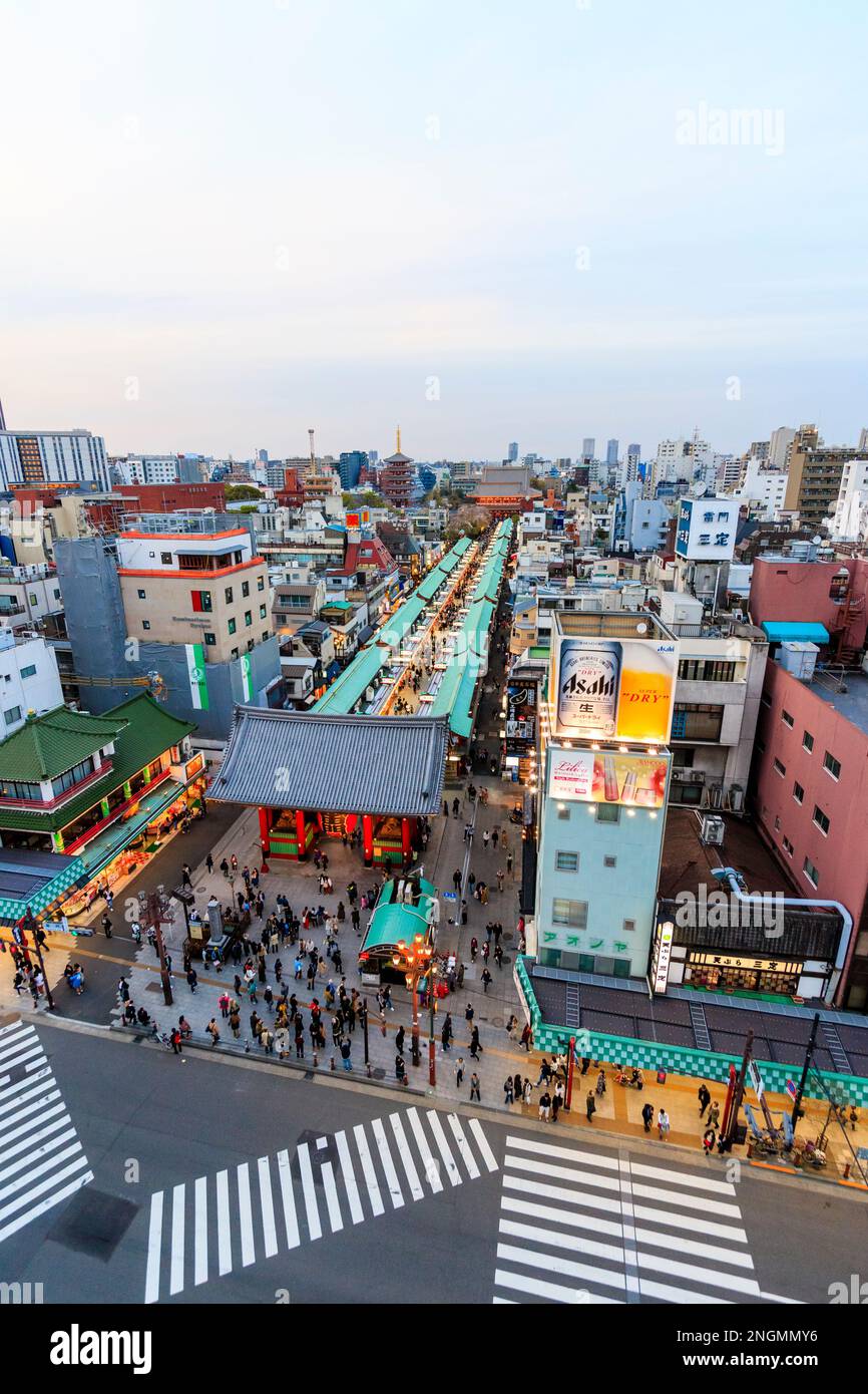 Tokyo, il famoso santuario di Asakusa e il tempio di Sensoji. Illuminato nella via commerciale Nakamise che conduce dal Temple Gate e lo skyline di Tokyo. Lo spazio negativo Foto Stock