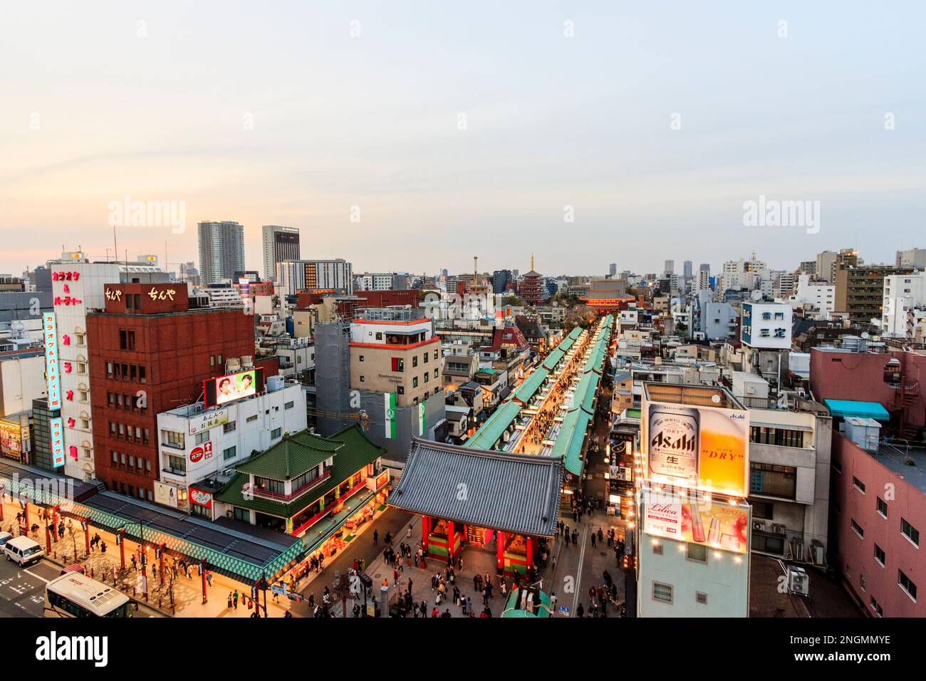 Tokyo, il famoso santuario di Asakusa e il tempio di Sensoji. Illuminato nella via commerciale Nakamise che conduce dal Temple Gate e lo skyline di Tokyo. Lo spazio negativo Foto Stock