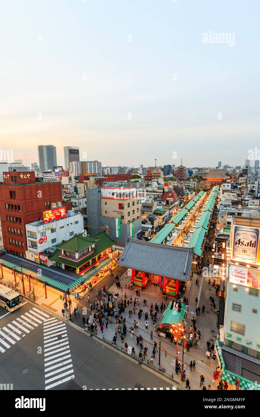 Tokyo, il famoso santuario di Asakusa e il tempio di Sensoji. Illuminato nella via commerciale Nakamise che conduce dal Temple Gate e lo skyline di Tokyo. Lo spazio negativo Foto Stock