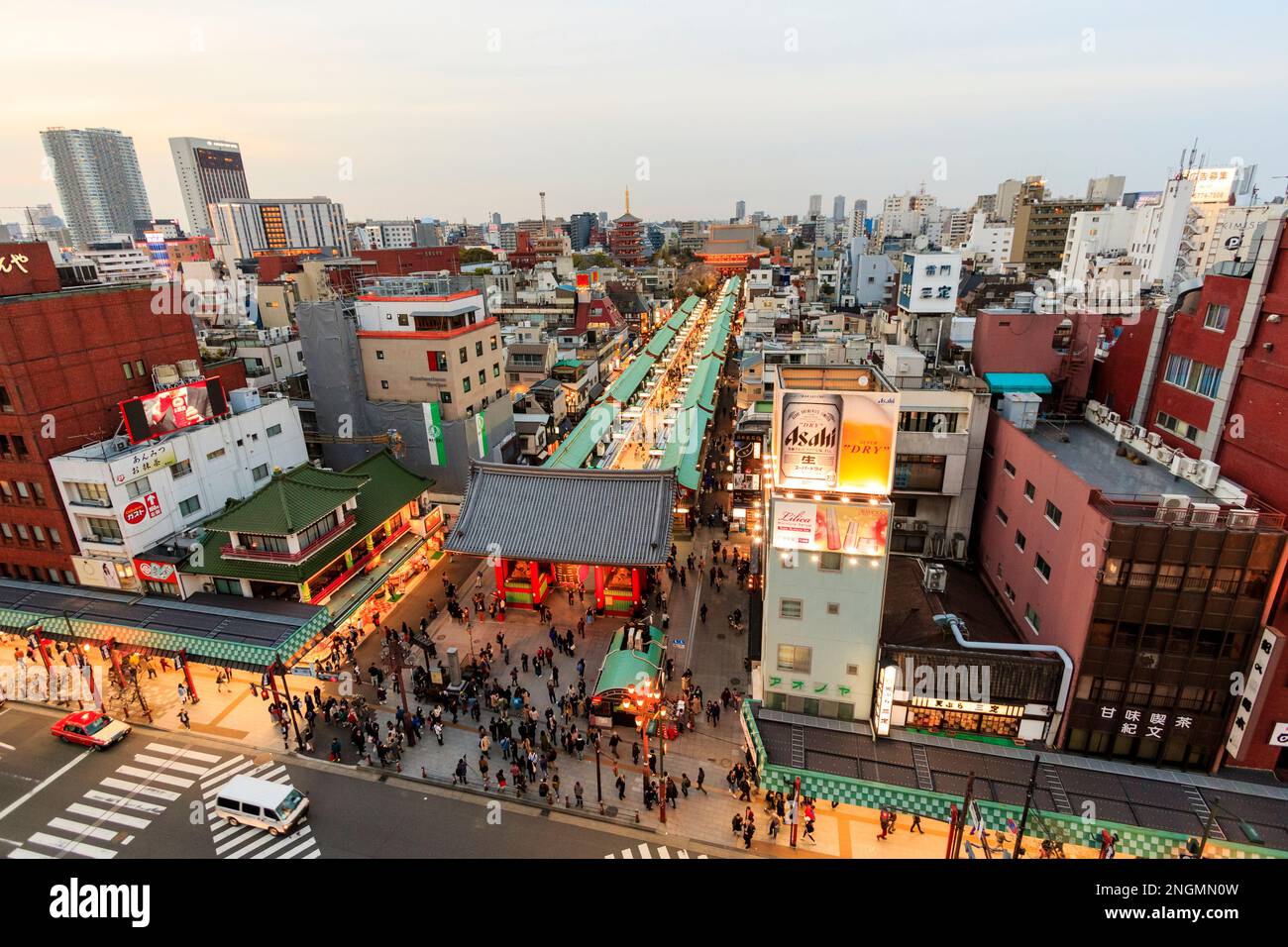 Tokyo, il famoso santuario di Asakusa e il tempio di Sensoji. Illuminato nella via commerciale Nakamise che conduce dal Temple Gate e lo skyline di Tokyo. Lo spazio negativo Foto Stock