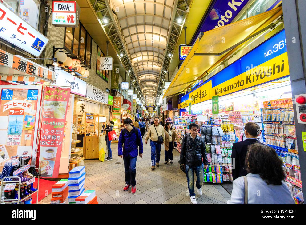 Tokyo, Asakusa. Oggetto shopping arcade off Nakamise Dori, street al Tempio di Asakusa. Vista lungo interno con gli acquirenti a piedi verso il visualizzatore. Notte. Foto Stock