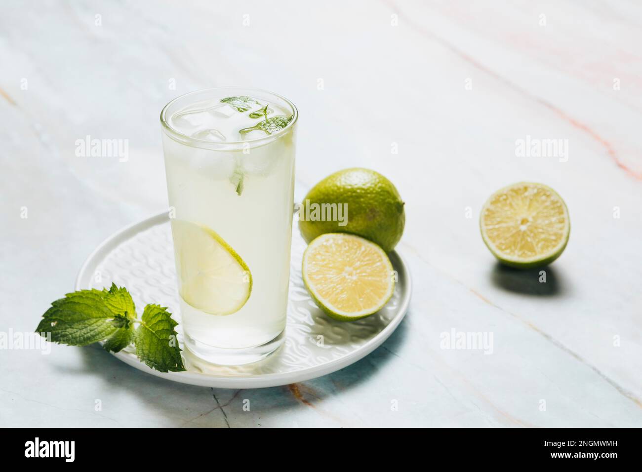 il vetro di limonata lime lo sfondo bamble. Bella foto Foto Stock