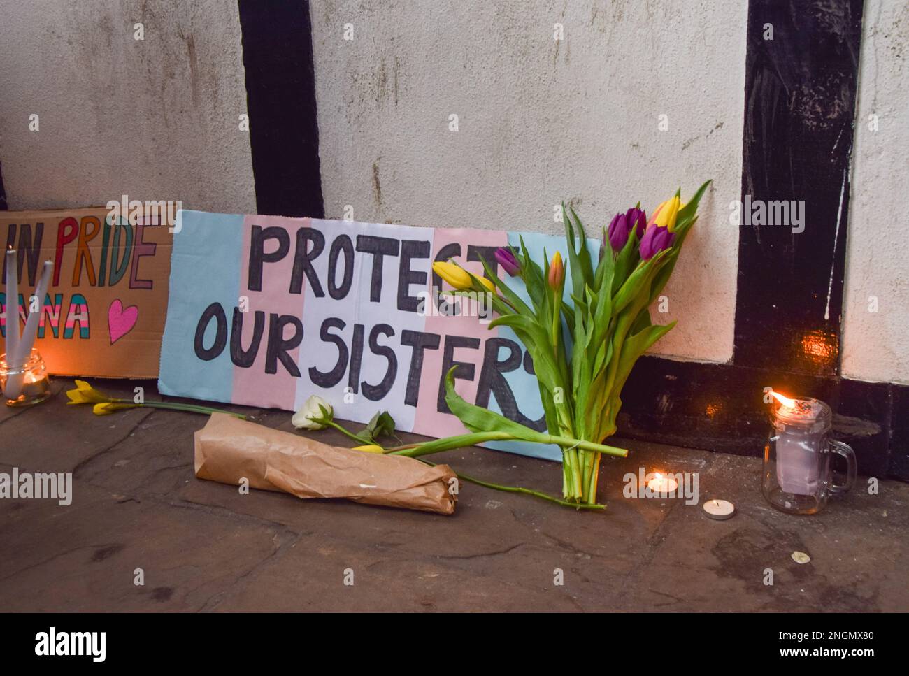 Londra, Inghilterra, Regno Unito. 18th Feb, 2023. Veglia per Brianna Ghey in Piazza Soho. La bambina di 16 anni, transgender, è stata pugnalata a Warrington e due adolescenti sono stati arrestati in seguito alla sua morte. (Credit Image: © Vuk Valcic/ZUMA Press Wire) SOLO PER USO EDITORIALE! Non per USO commerciale! Foto Stock