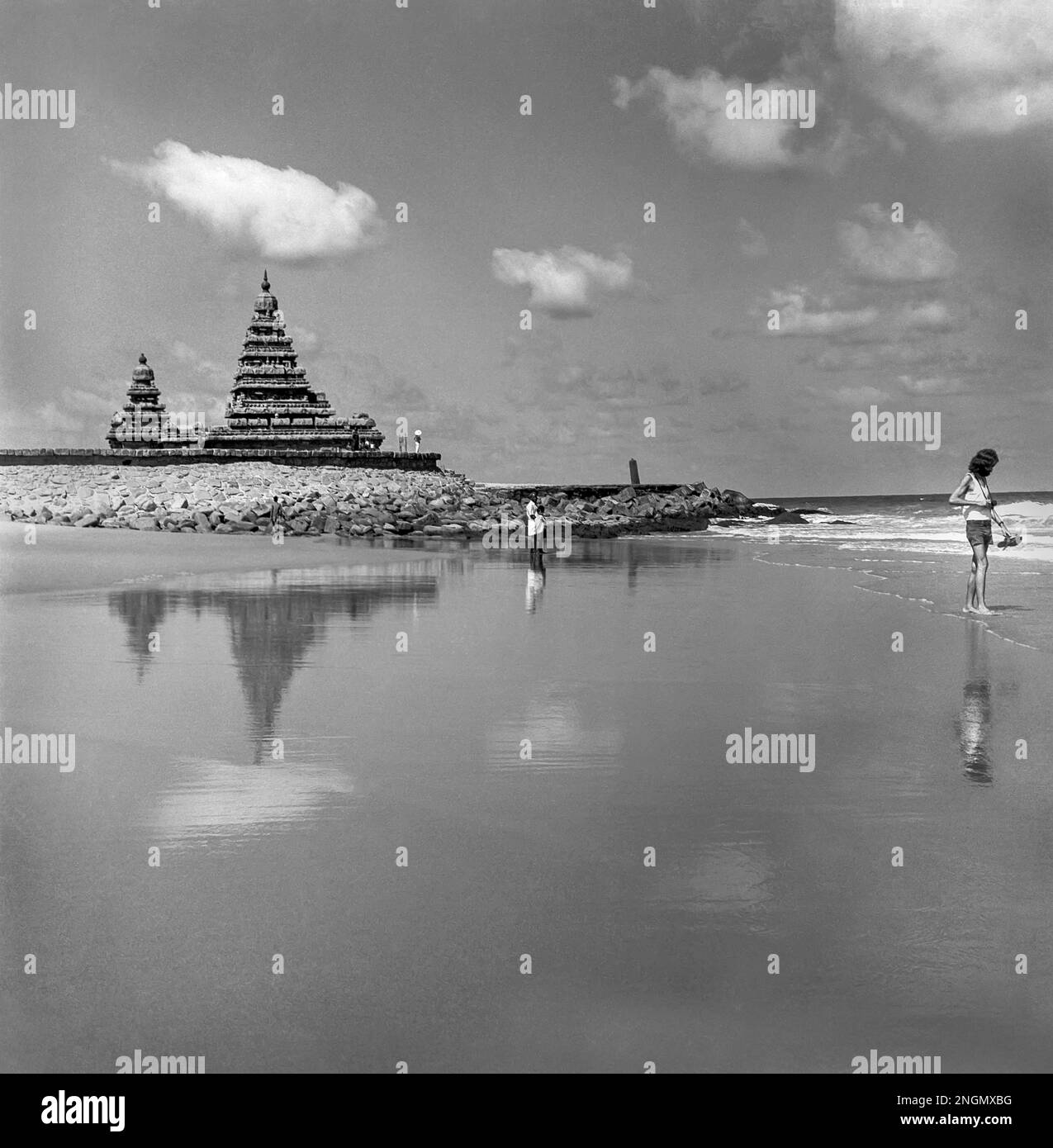 Vista sul mare verso i templi Shore, Mahabalipuram, Mamallapuram, Tamil Nadu, India Foto Stock