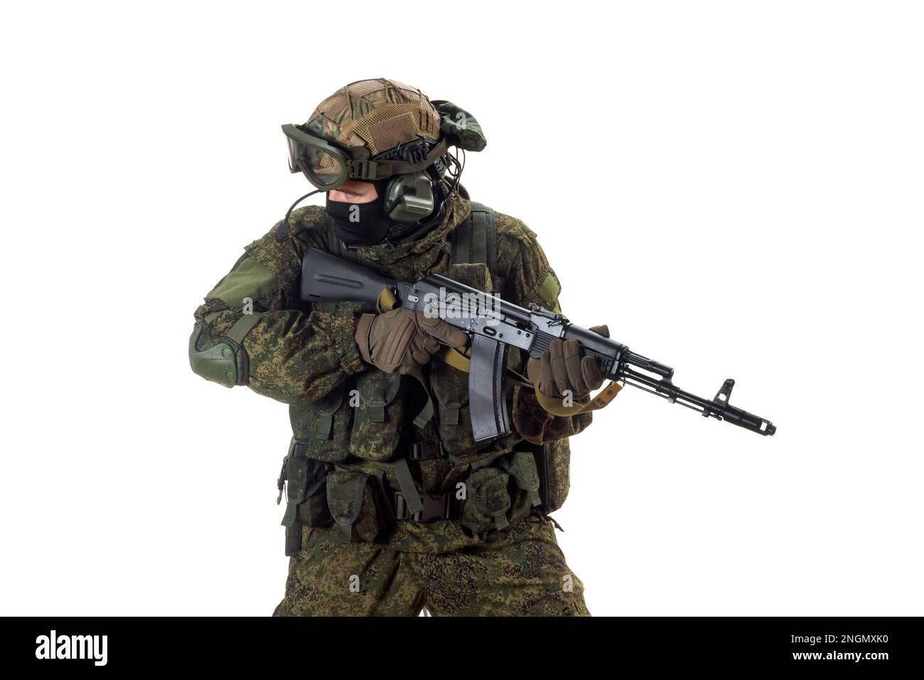 Soldato russo con AK-74 che guarda al lato, controllando il suo settore di fuoco. Combattente professionale di forze speciali durante un'operazione speciale. Isolat Foto Stock