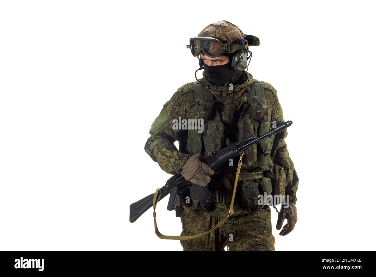 Soldato mercenario russo con AK-74 in mano. Soldati delle forze speciali professionali durante un'operazione speciale. Foto isolata su sfondo bianco. Foto Stock