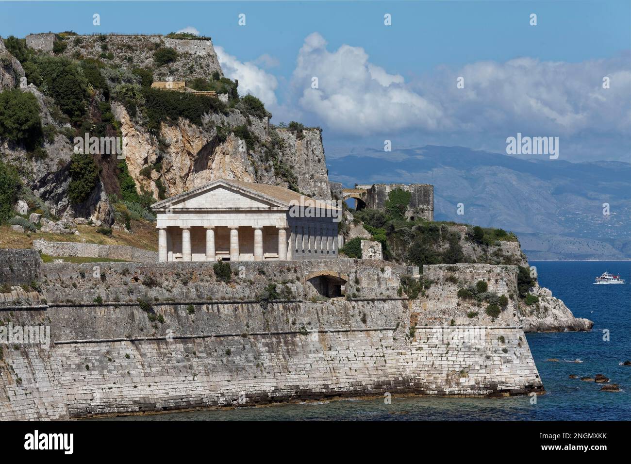Chiesa di San Giorgio sulla vecchia fortezza veneziana, a forma di tempio dorico, città di Corfù, Kerkyra o Kerkyra, isola di Corfù, Isole IONIE Foto Stock