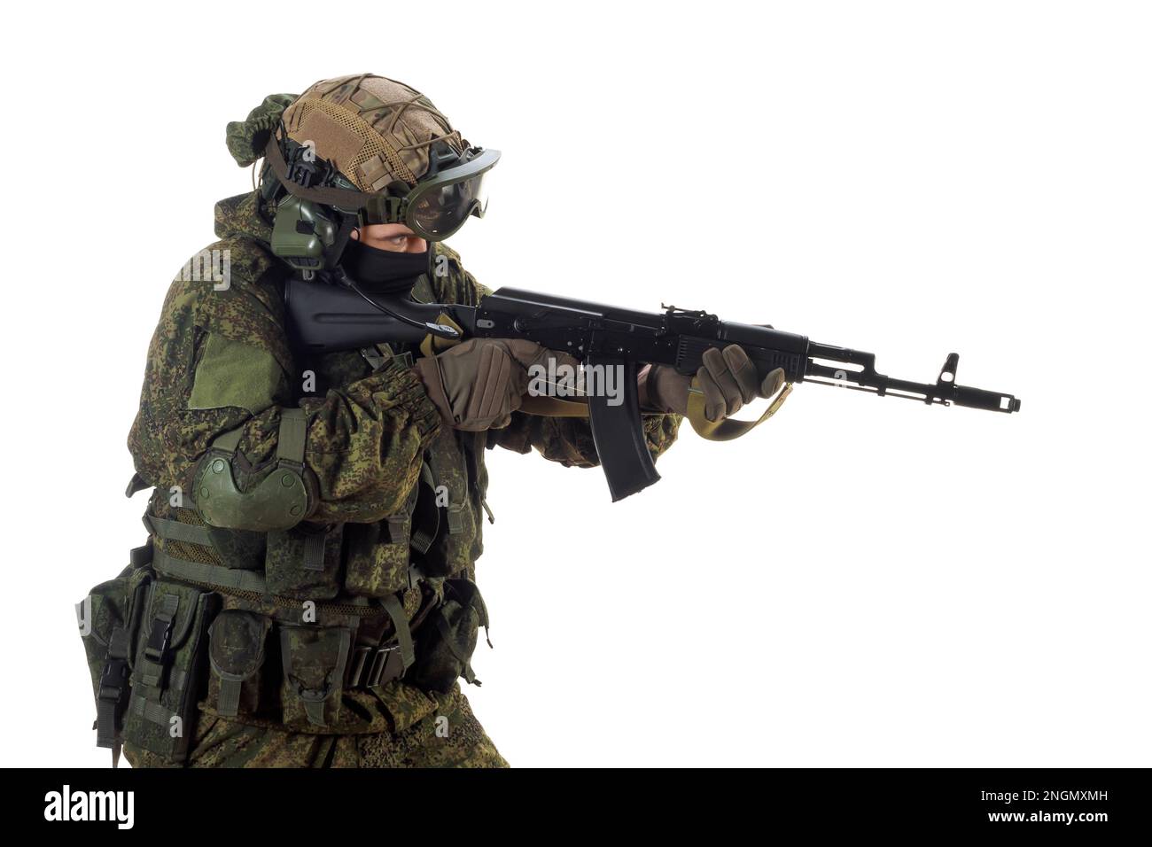 Un soldato mercenario russo con AK-74 in mano e puntando al nemico. Soldati delle forze speciali professionali durante un'operazione speciale. Foto isolato Foto Stock