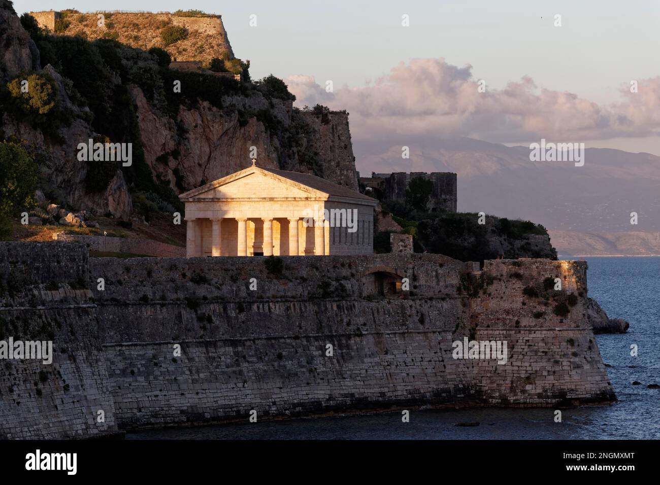 Chiesa di San Giorgio sulla vecchia fortezza veneziana, a forma di tempio dorico, luce notturna, Corfù città, Kerkyra o Kerkyra, isola di Corfù Foto Stock