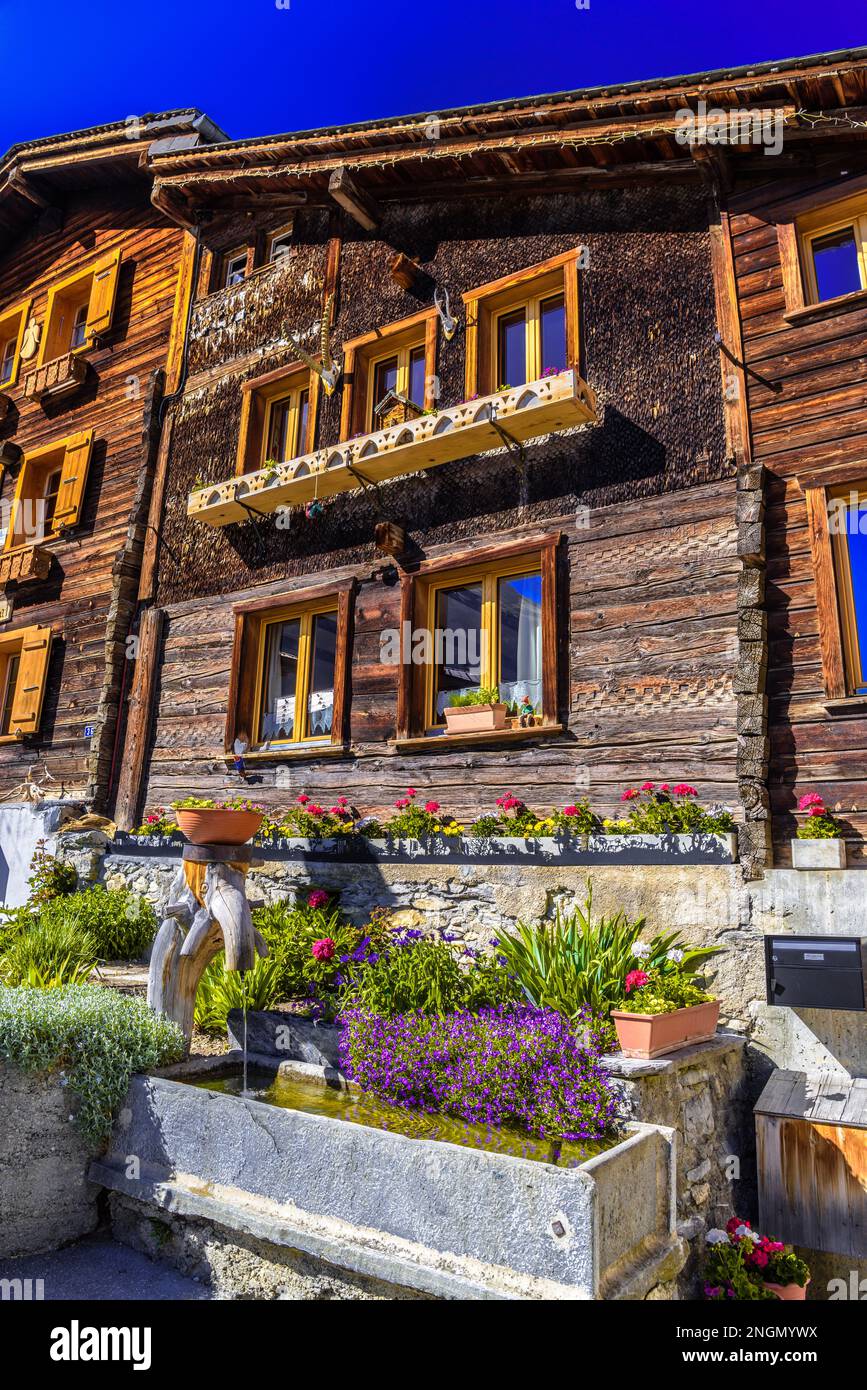 Chalet in legno nel villaggio svizzero delle Alpi, Leukerbad, Leuk, Visp, Wallis, Vallese Svizzera. Foto Stock