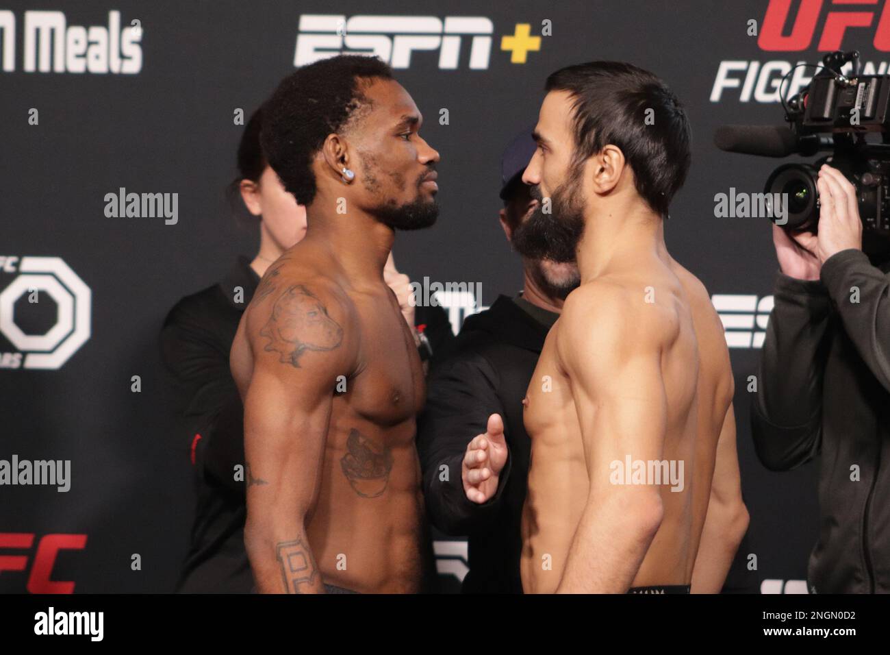 Las Vegas, NV - FEBBRAIO 17: (L-R)Jamall Emmers e Khusein Askhabov affrontano durante la UFC Vegas 69 all'UFC Apex il 17 Febbraio 2023 a Las Vegas, Nevada, Stati Uniti. (Foto di Diego Ribas/PxImages) Foto Stock