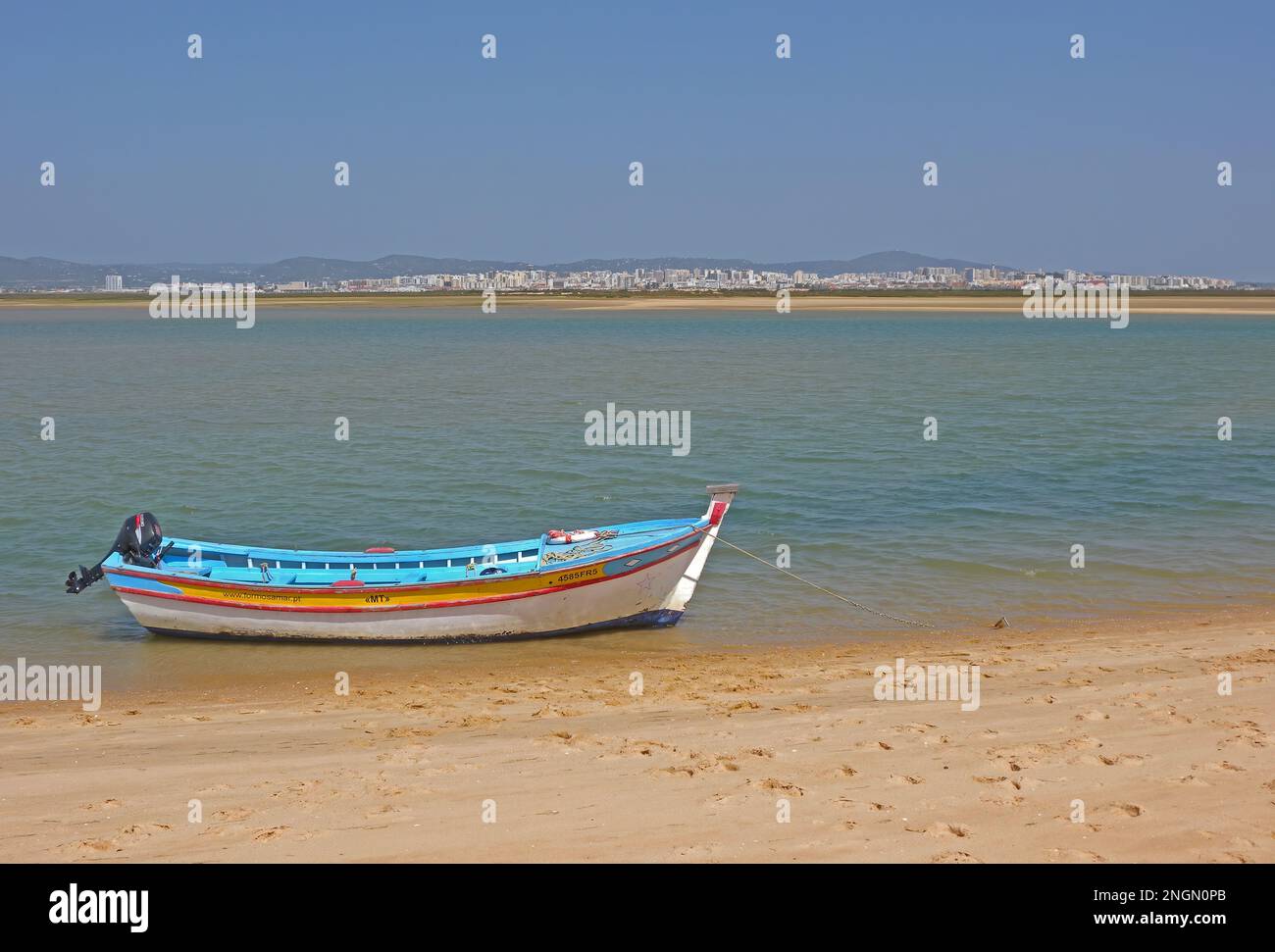 Vista della città dall'isola costiera con la barca da pesca Figo, Algarve, Portogallo Aprile Foto Stock