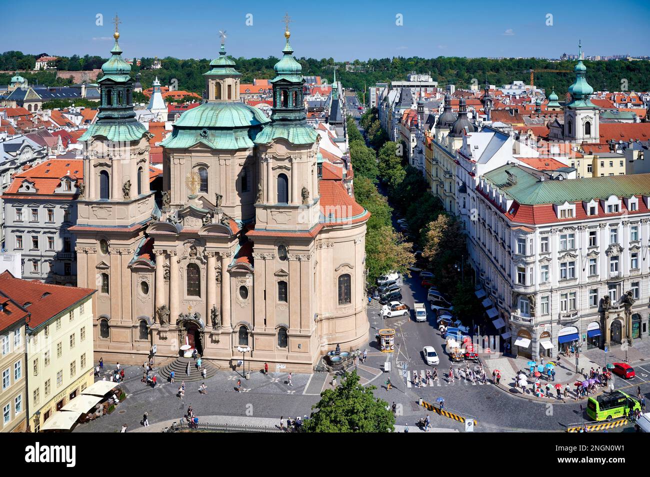 Praga Repubblica Ceca. Veduta aerea della chiesa di San Nicola in piazza della Città Vecchia Foto Stock