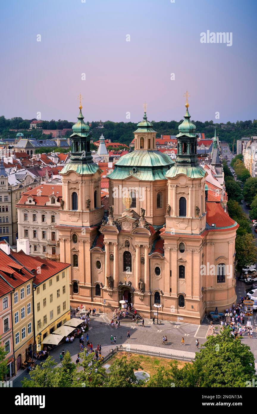 Praga Repubblica Ceca. Vista aerea della città vecchia. La chiesa di San Nicola Foto Stock