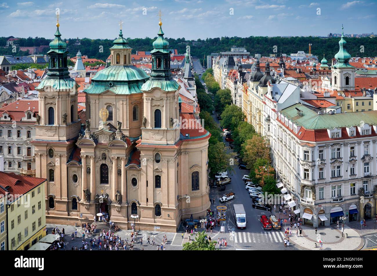 Praga Repubblica Ceca. Vista aerea della città vecchia. La chiesa di San Nicola Foto Stock