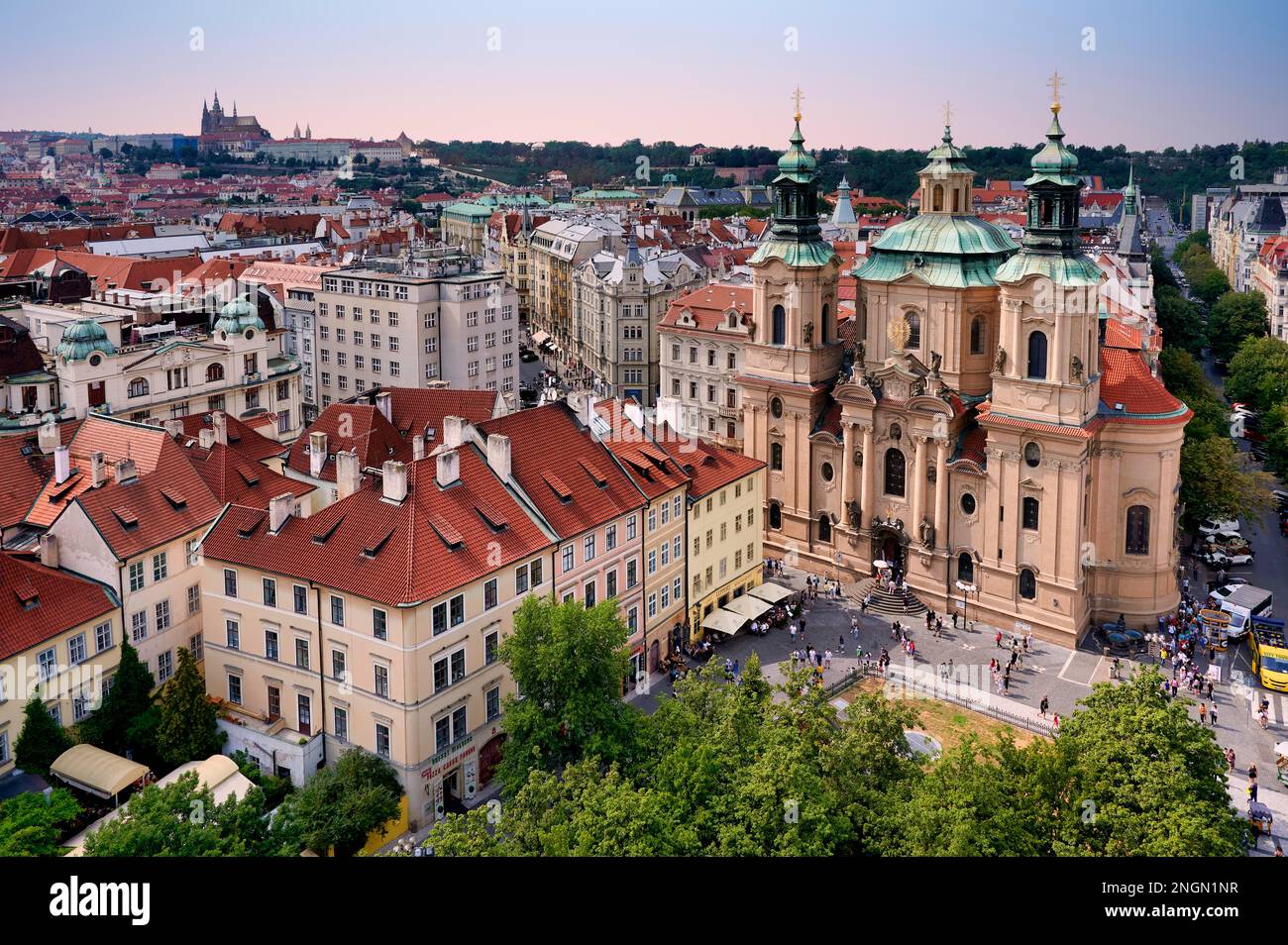 Praga Repubblica Ceca. Vista aerea della città vecchia. La chiesa di San Nicola Foto Stock
