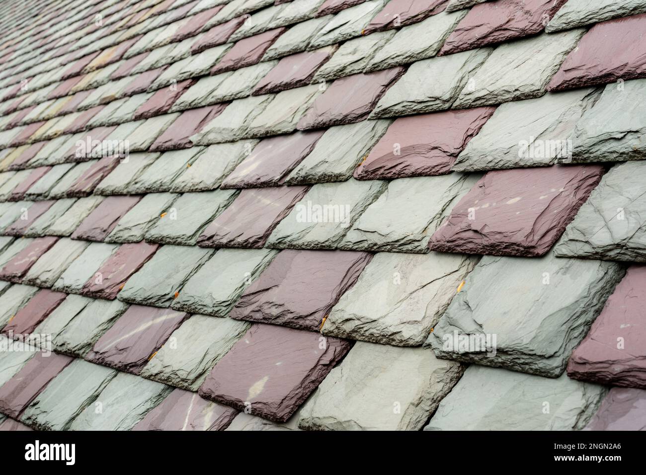 Tegole di ardesia su un edificio storico. Materiale per tetti attraente e resistente. Foto Stock