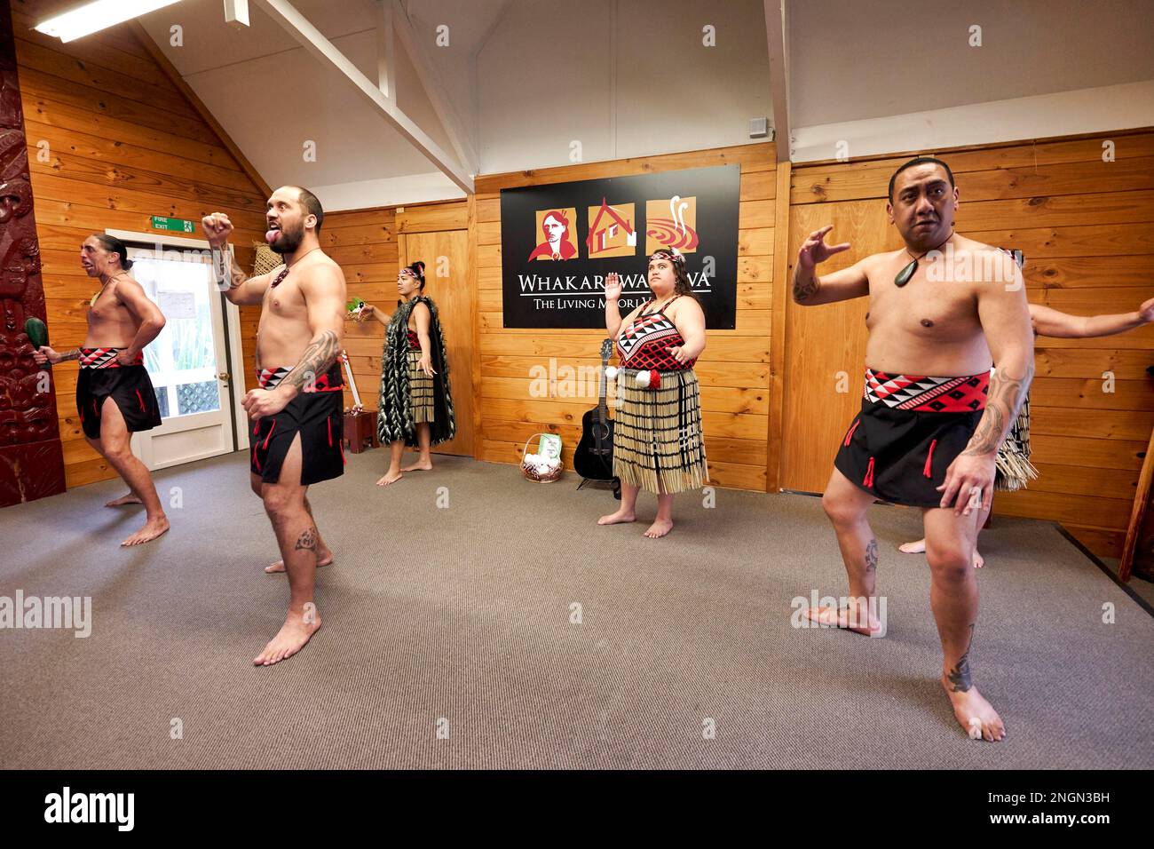 Whakarewarewa villaggio Maori. Haka tradizionale danza delle prestazioni Foto Stock