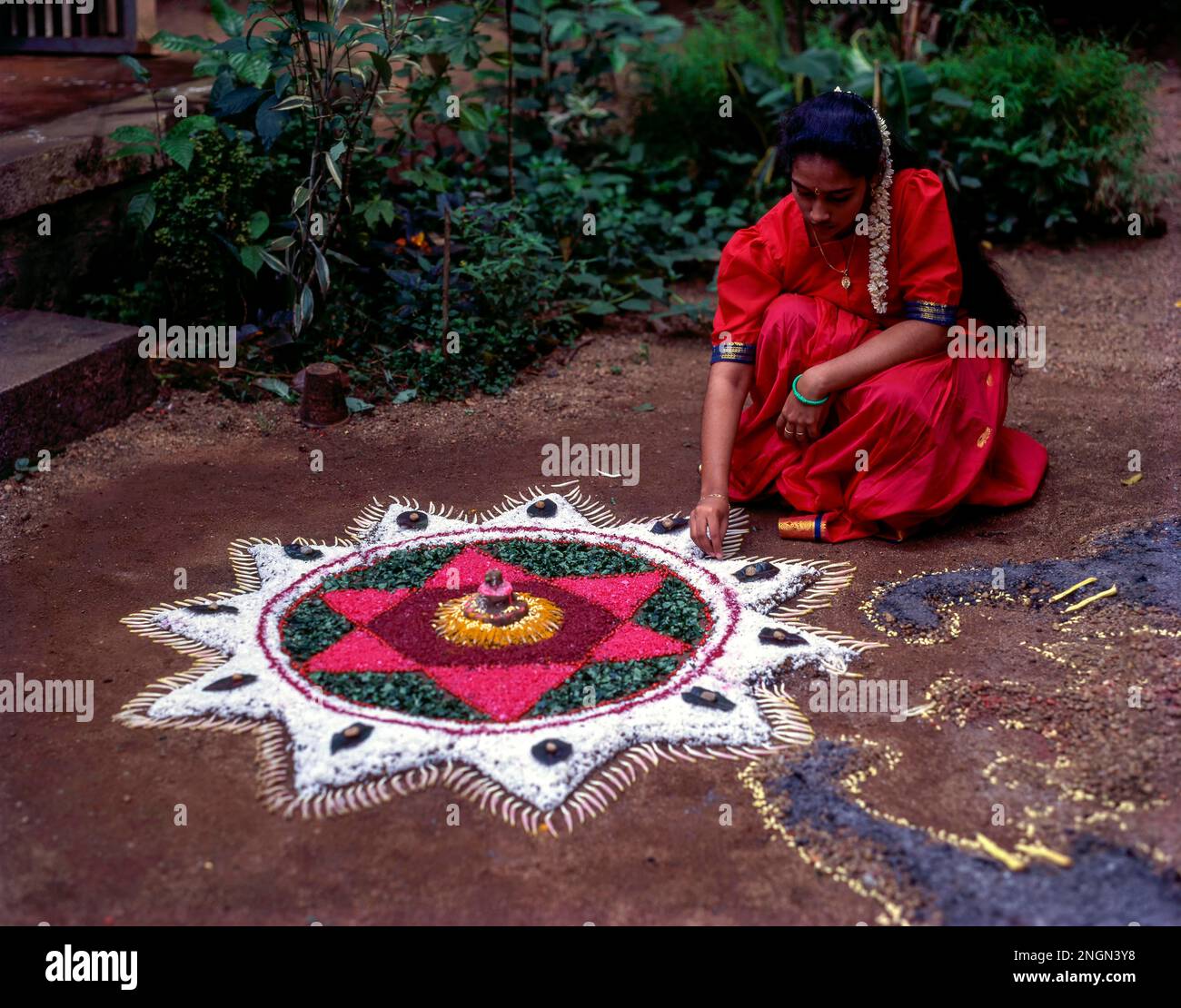 Onam pookkalam o athapookalam durante il festival di Onam in Kerala, India Foto Stock