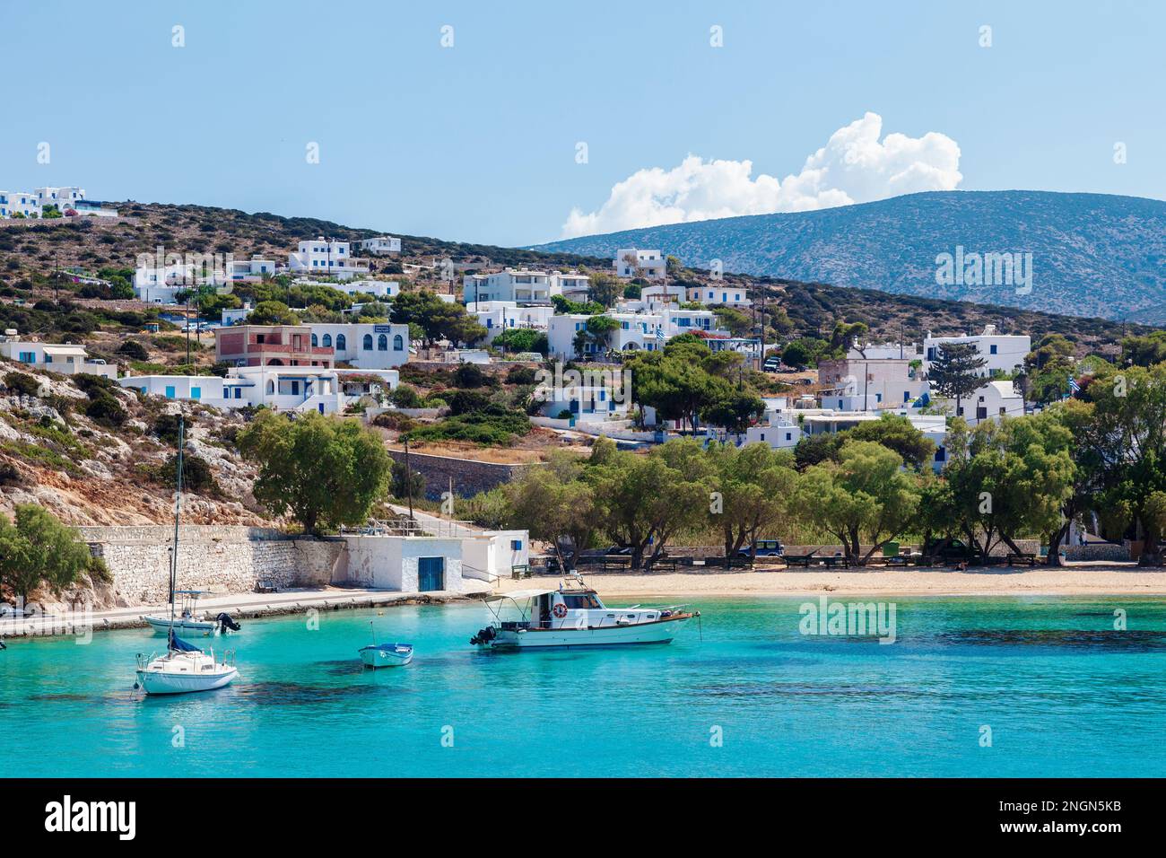 Isola di Iraklia, Grecia. Vista sul porto di Iraklia, una delle isole minori delle Cicladi, vicino all'isola di Naxos, nelle isole Cicladi del Mar Egeo. Foto Stock