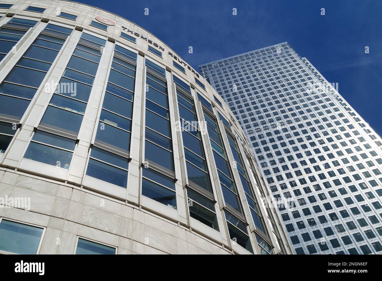 Moderna architettura europea di Reuters Plaza con grandi edifici londinesi Thomson Reuters, One Canada Square e City Bank, Inghilterra, Regno Unito Foto Stock