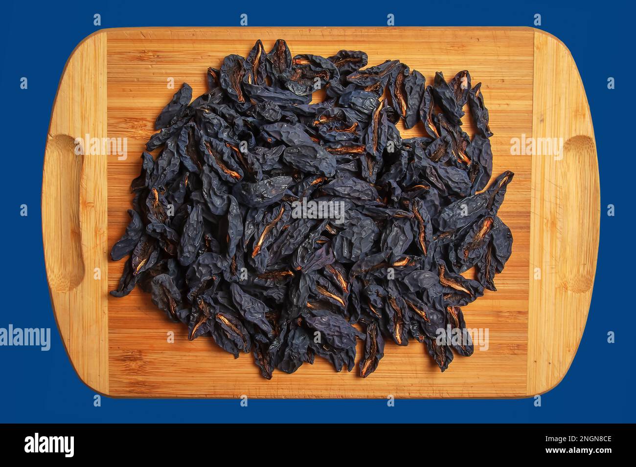 Prugne secche, snocciolate. Fondo di prugne secche o prugne. Concetto di cibo sano Foto Stock