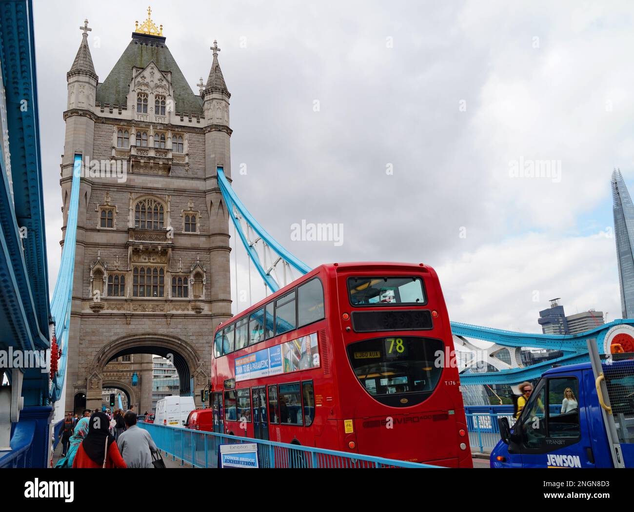 Traffico cittadino intenso e persone che attraversano lo storico Tower Bridge in una giornata estiva a Londra (Londra, Inghilterra, Regno Unito, 20 agosto 2015) Foto Stock