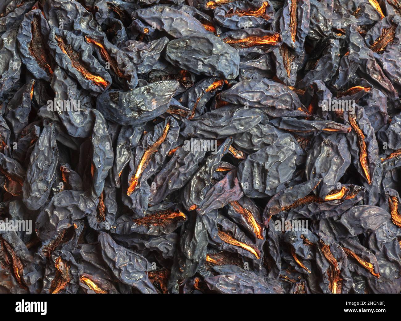 Prugne secche, snocciolate. Fondo di prugne secche o prugne. Concetto di cibo sano Foto Stock