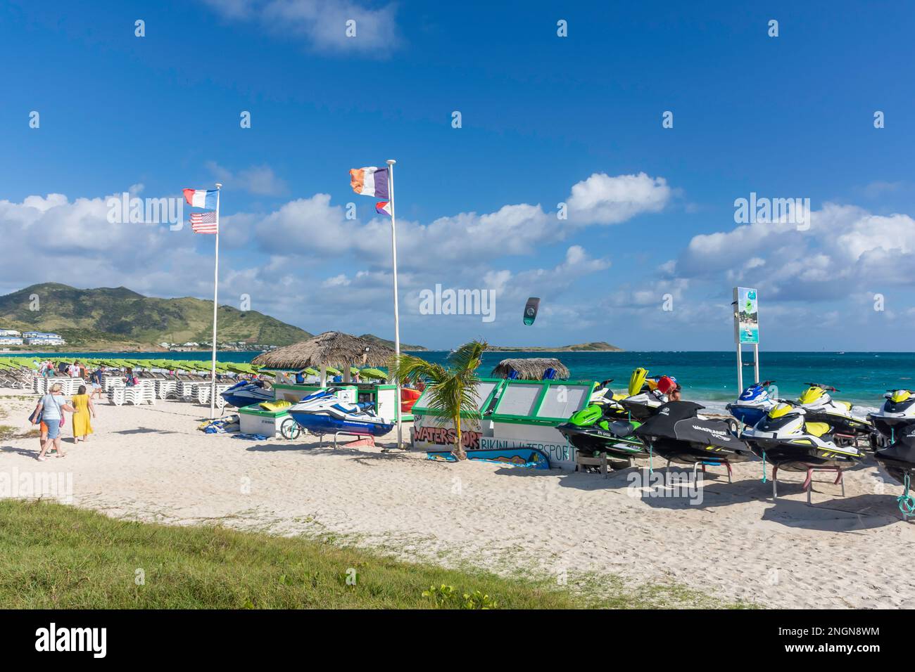 Vista sulla spiaggia, Orient Bay (Baie Orientale), St Martin (Saint-Martin), piccole Antille, Caraibi Foto Stock