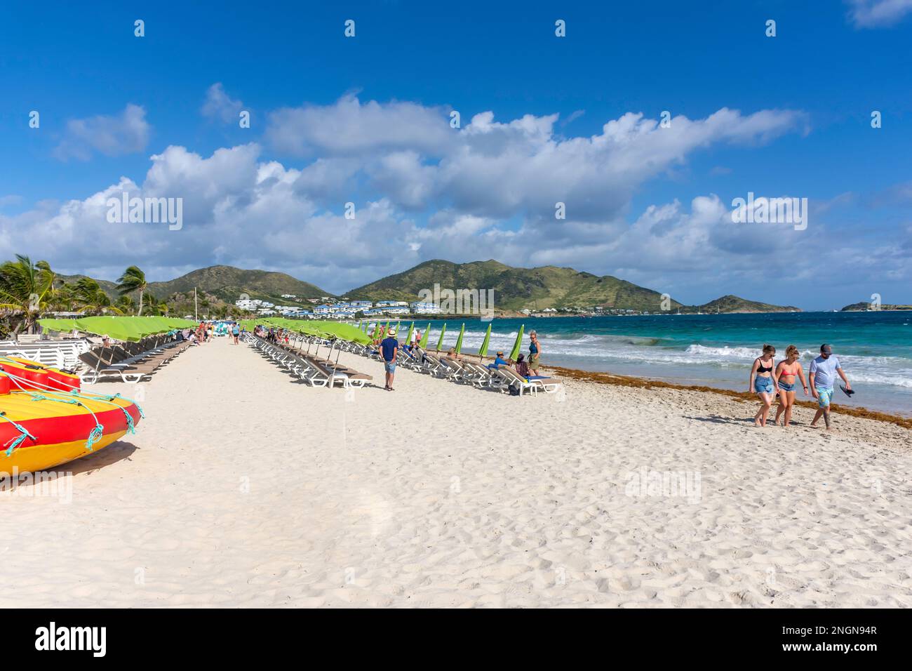 Vista sulla spiaggia, Orient Bay (Baie Orientale), St Martin (Saint-Martin), piccole Antille, Caraibi Foto Stock