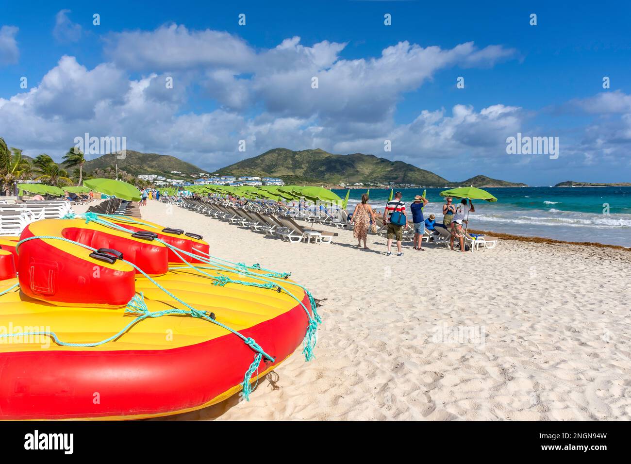 Vista sulla spiaggia, Orient Bay (Baie Orientale), St Martin (Saint-Martin), piccole Antille, Caraibi Foto Stock