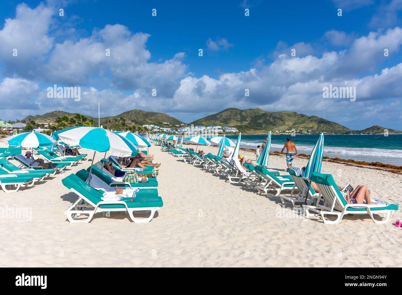 Vista sulla spiaggia, Orient Bay (Baie Orientale), St Martin (Saint-Martin), piccole Antille, Caraibi Foto Stock