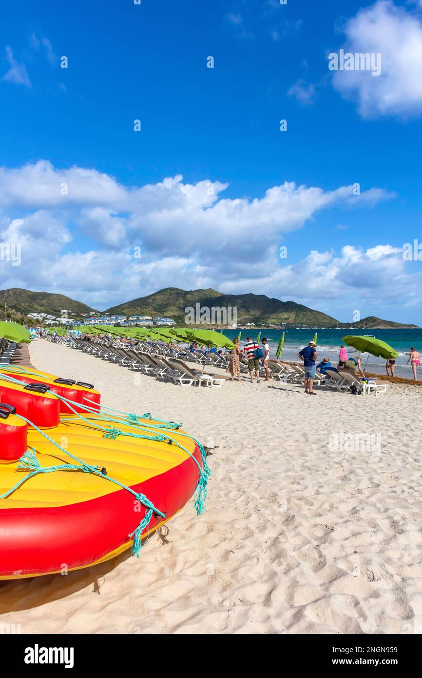 Vista sulla spiaggia, Orient Bay (Baie Orientale), St Martin (Saint-Martin), piccole Antille, Caraibi Foto Stock